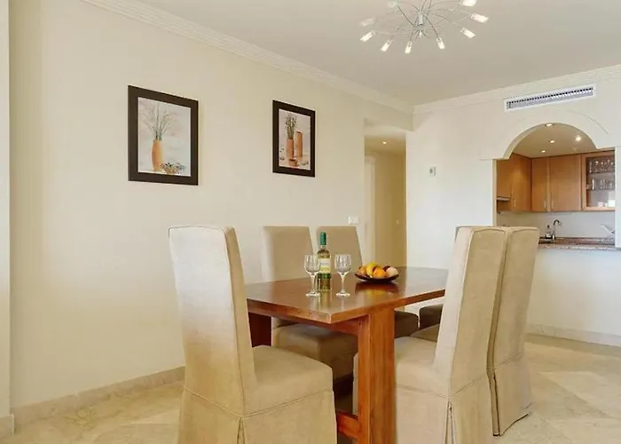 Spacious Stunning Views 2-bed 아파트 에스테포나